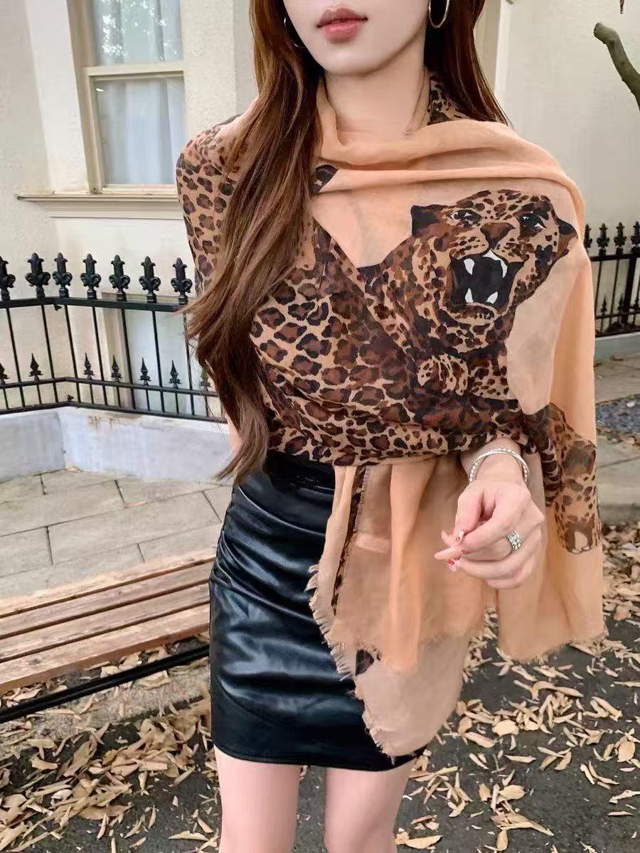 New Cotton Linen Scarf for Women, Leopard Print Long Wrap, American Style, Cashmere Thin, Spring/Autumn Warmth Neck Protection коричневий
New Cotton Linen Scarf for Women, Leopard Print Long Wrap, American Style, Cashmere Thin, Spring/Autumn Warmth Neck Protection коричневий