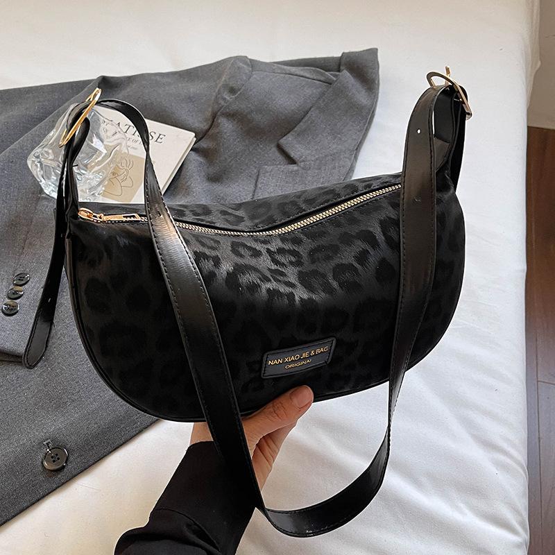 Sense niche leopard print dumpling bag female 2026 new fashion messenger bag shoulder bag female
Sense niche leopard print dumpling bag female 2026 new fashion messenger bag shoulder bag female