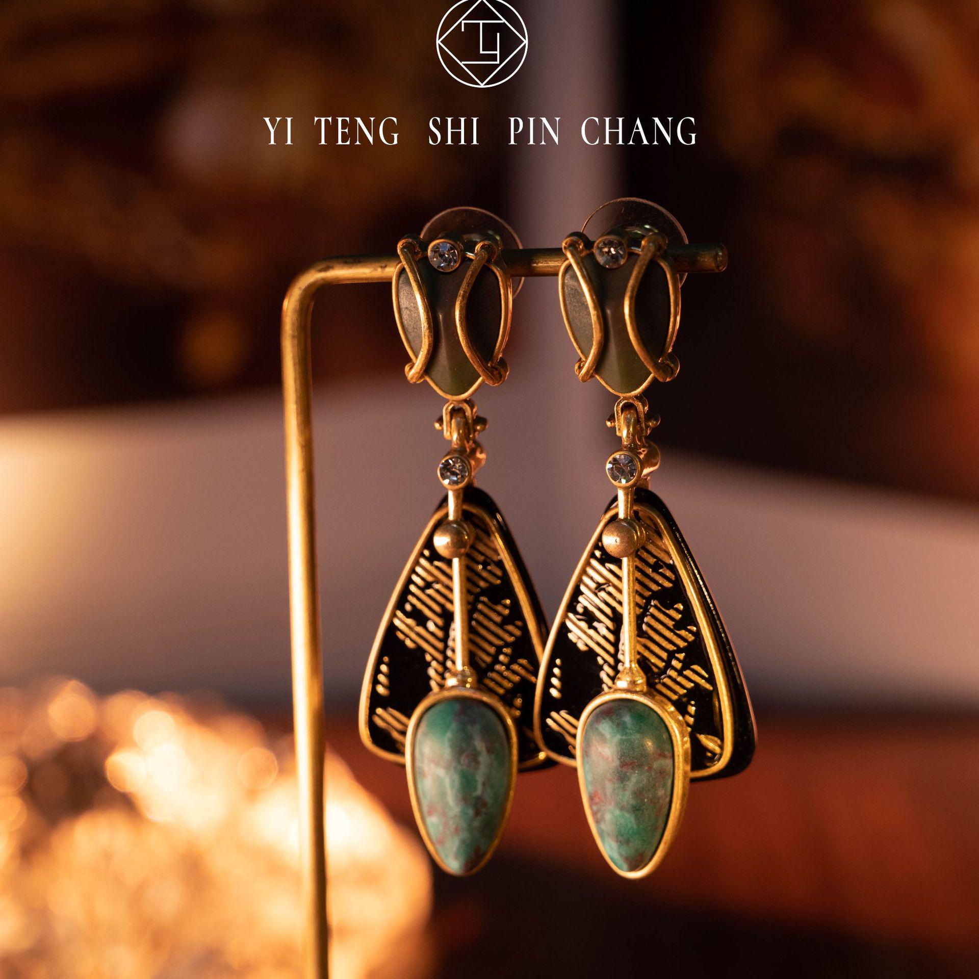 Western Vintage European & American Handmade Enamel Gold-Plated Natural Stone Unique Earrings
Western Vintage European & American Handmade Enamel Gold-Plated Natural Stone Unique Earrings