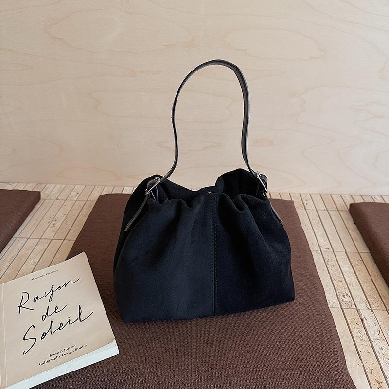 Корейская версия нишевая сумочка маленькая сумка женская 2025 осень новая простая сумка-ведро модная высокоценная сумка-мессенджер чёрный