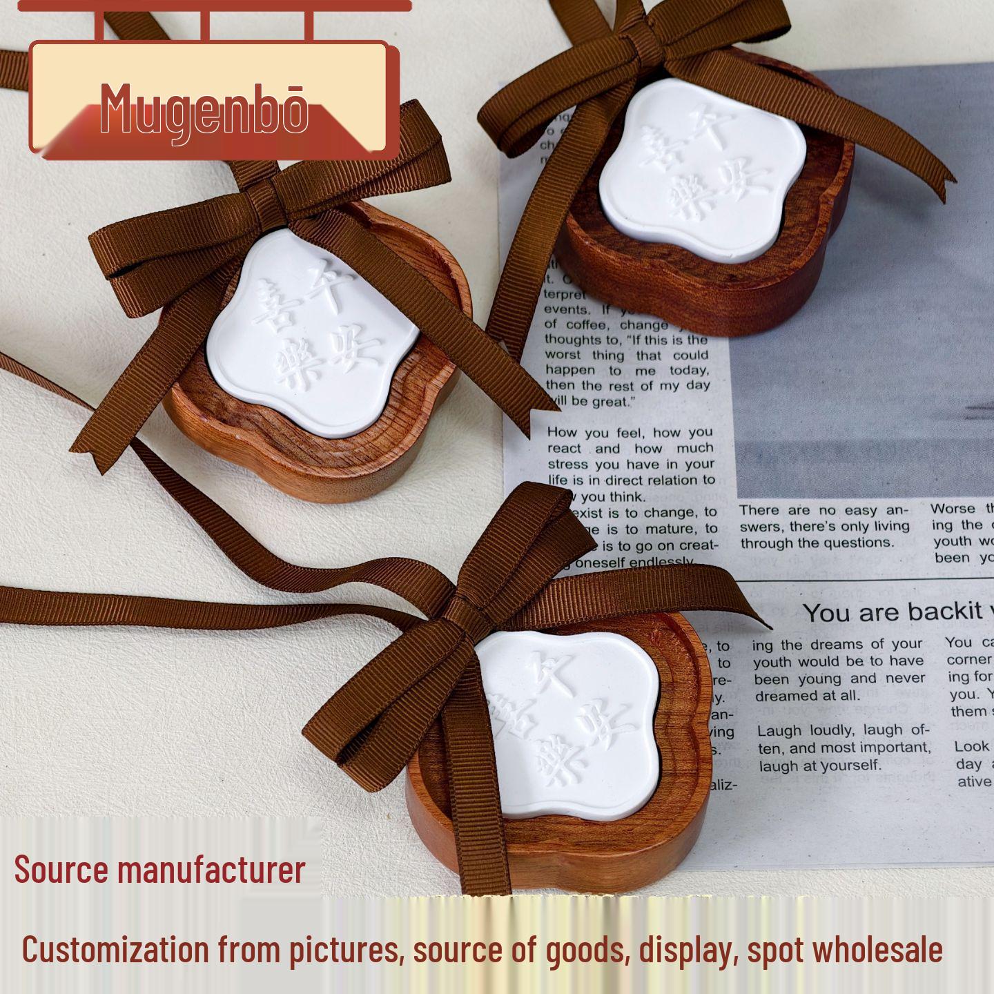 Creative Four-Leaf Clover Car Diffuser Pendant - Retro Peace & Joy Aromatic Ornament
Creative Four-Leaf Clover Car Diffuser Pendant - Retro Peace & Joy Aromatic Ornament