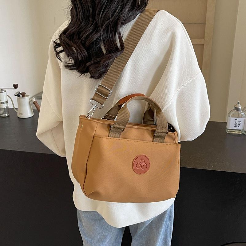 Leisure portable small square bag, bento bag, solid color, simple and lightweight one shoulder crossbody bag
Leisure portable small square bag, bento bag, solid color, simple and lightweight one shoulder crossbody bag