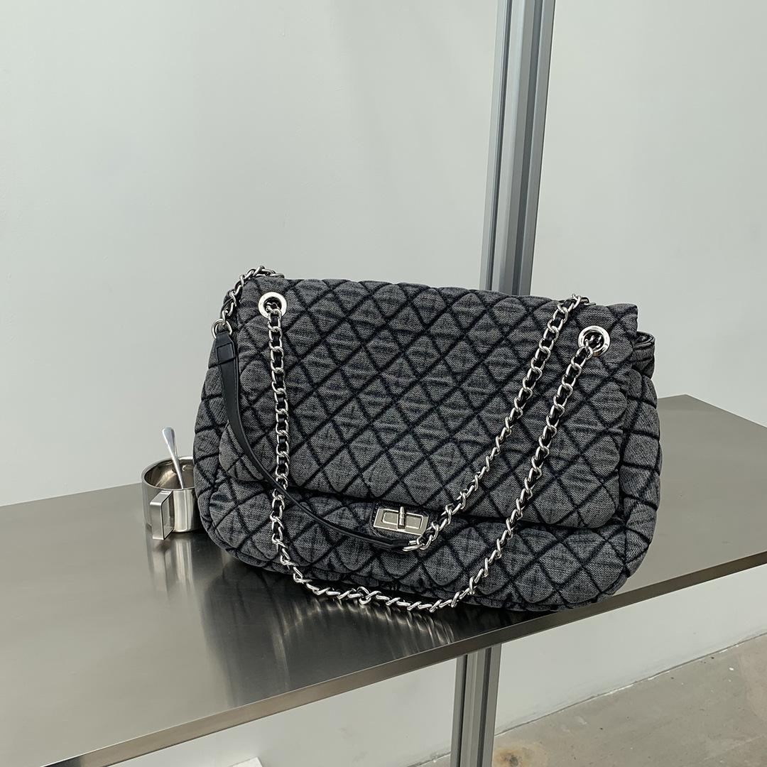 New Tide Embroidered Grid Bag Wash Water Cloth Large Capacity Casual Single Shoulder Diamond Grid Middle Ancient Chain Strap Crossbody Bag
New Tide Embroidered Grid Bag Wash Water Cloth Large Capacity Casual Single Shoulder Diamond Grid Middle Ancient Chain Strap Crossbody Bag
