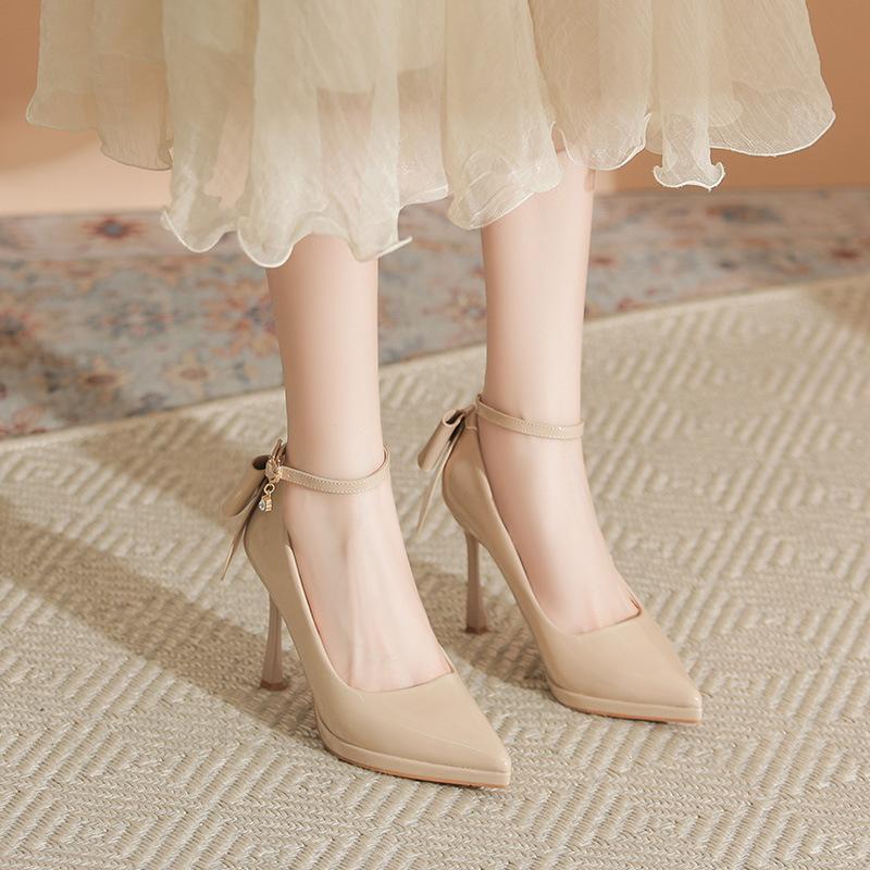 Patent leather waterproof table high heels, socialite temperament pointed head shallow mouth stiletto single shoes, back bow is not tired 34
Patent leather waterproof table high heels, socialite temperament pointed head shallow mouth stiletto single shoes, back bow is not tired 34
