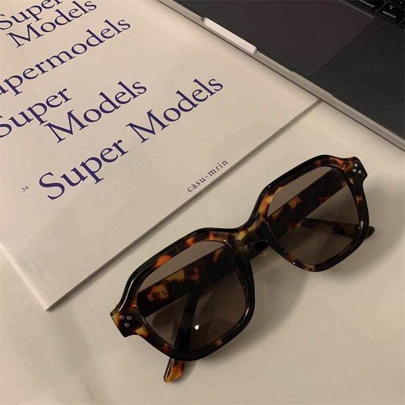 Винтажные маленькие квадратные солнцезащитные очки мужские женские ретро бренд дизайнерские солнцезащитные очки унисекс инс популярные оттенки очки УФ400 1PC
Винтажные маленькие квадратные солнцезащитные очки мужские женские ретро бренд дизайнерские солнцезащитные очки унисекс инс популярные оттенки очки УФ400 1PC