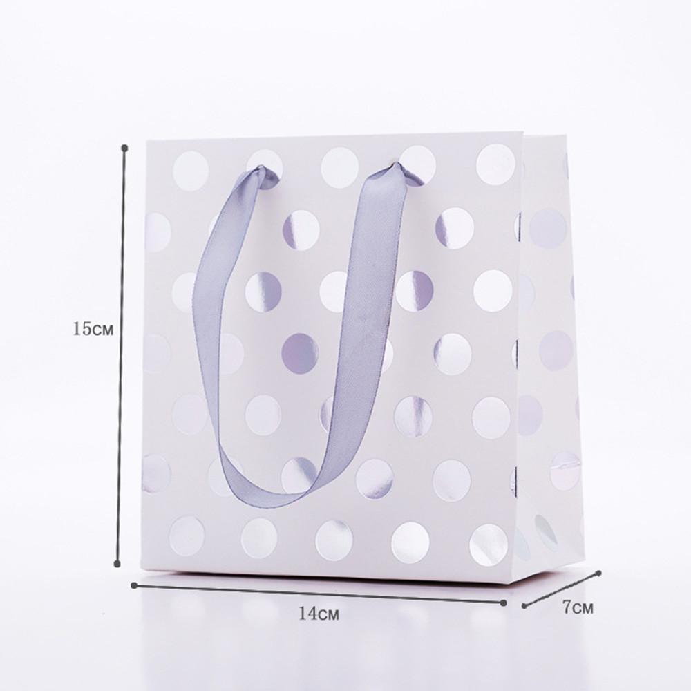 Cosmetic Gift Bag With Silver Foil Small Dots And White Cardboard Material For Present Wrap серебряный
Cosmetic Gift Bag With Silver Foil Small Dots And White Cardboard Material For Present Wrap серебряный