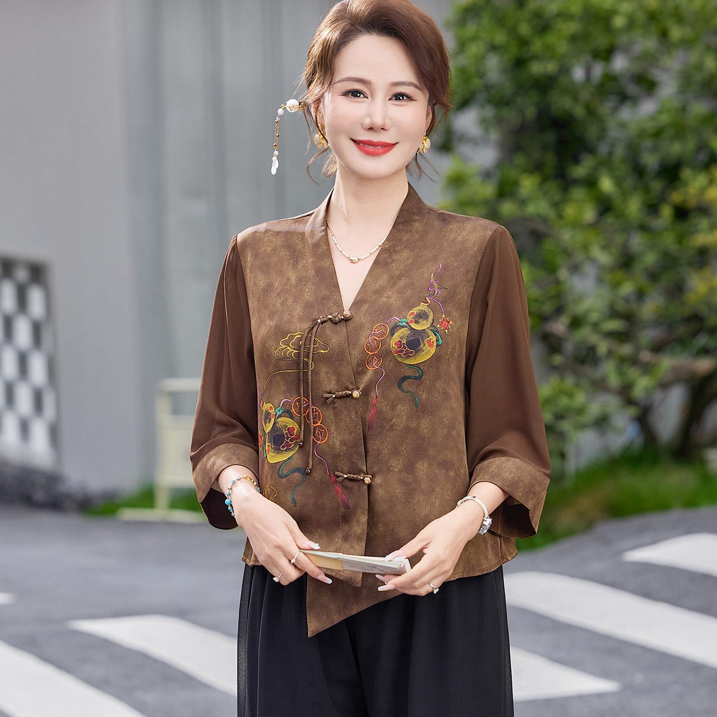 2026 Chinese V-neck Frog Button Embroidered Two-Piece T-shirt Set for Middle-aged Moms 2XL (Recommended for 105-120 jin)
2026 Chinese V-neck Frog Button Embroidered Two-Piece T-shirt Set for Middle-aged Moms 2XL (Recommended for 105-120 jin)