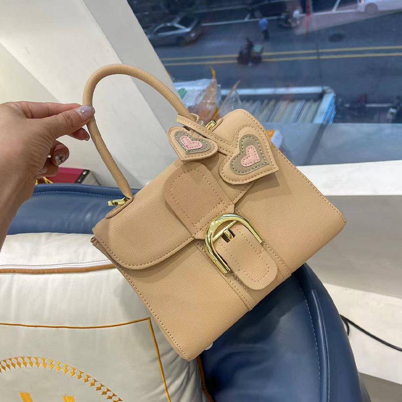 Niche design bag women s 2025 new trendy shoulder crossbody saddle bag fashionable horseshoe buckle del
Niche design bag women s 2025 new trendy shoulder crossbody saddle bag fashionable horseshoe buckle del