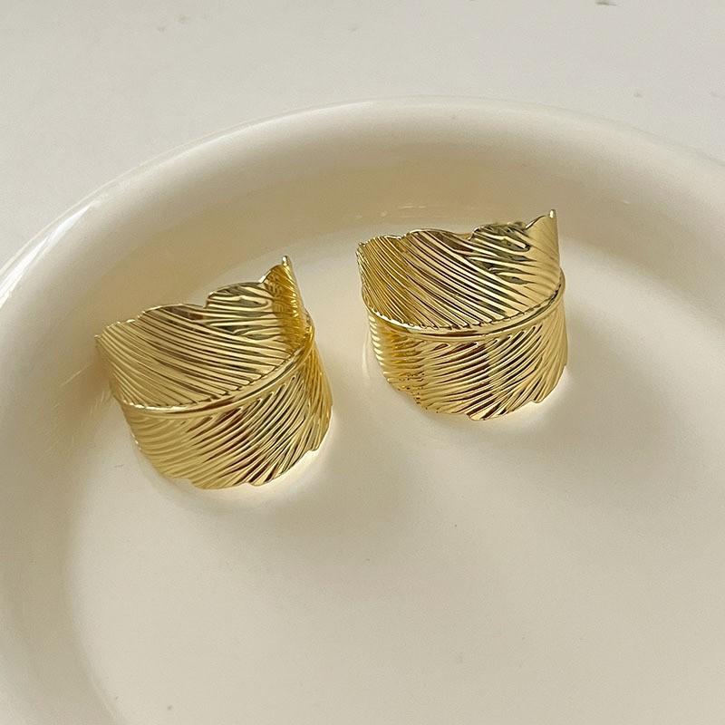 New Vintage Gold Color Temperament High-end Earrings For Woman Girls Party Accessories Jewelry Gift Dropshipping
New Vintage Gold Color Temperament High-end Earrings For Woman Girls Party Accessories Jewelry Gift Dropshipping