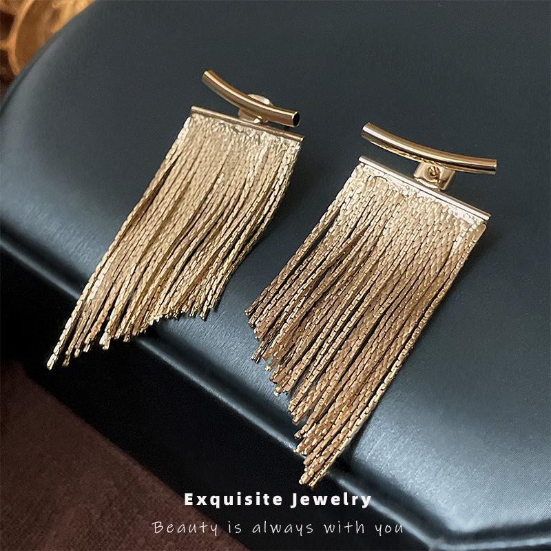 Elegant French-Style Copper Metallic Short Tassel Earrings with Silver Needle Stud for Women
Elegant French-Style Copper Metallic Short Tassel Earrings with Silver Needle Stud for Women