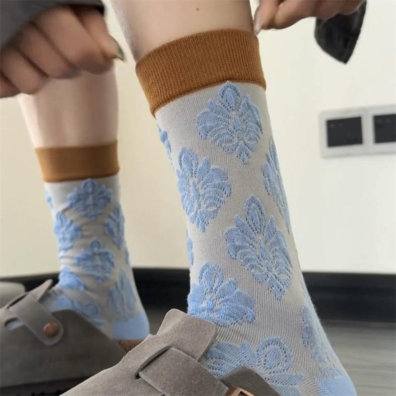 Female Spring and Summer Retro Trend Color Relief Pattern Plants and Flowers In The Tube Pile Socks 1 pair небо синє кольору
Female Spring and Summer Retro Trend Color Relief Pattern Plants and Flowers In The Tube Pile Socks 1 pair небо синє кольору