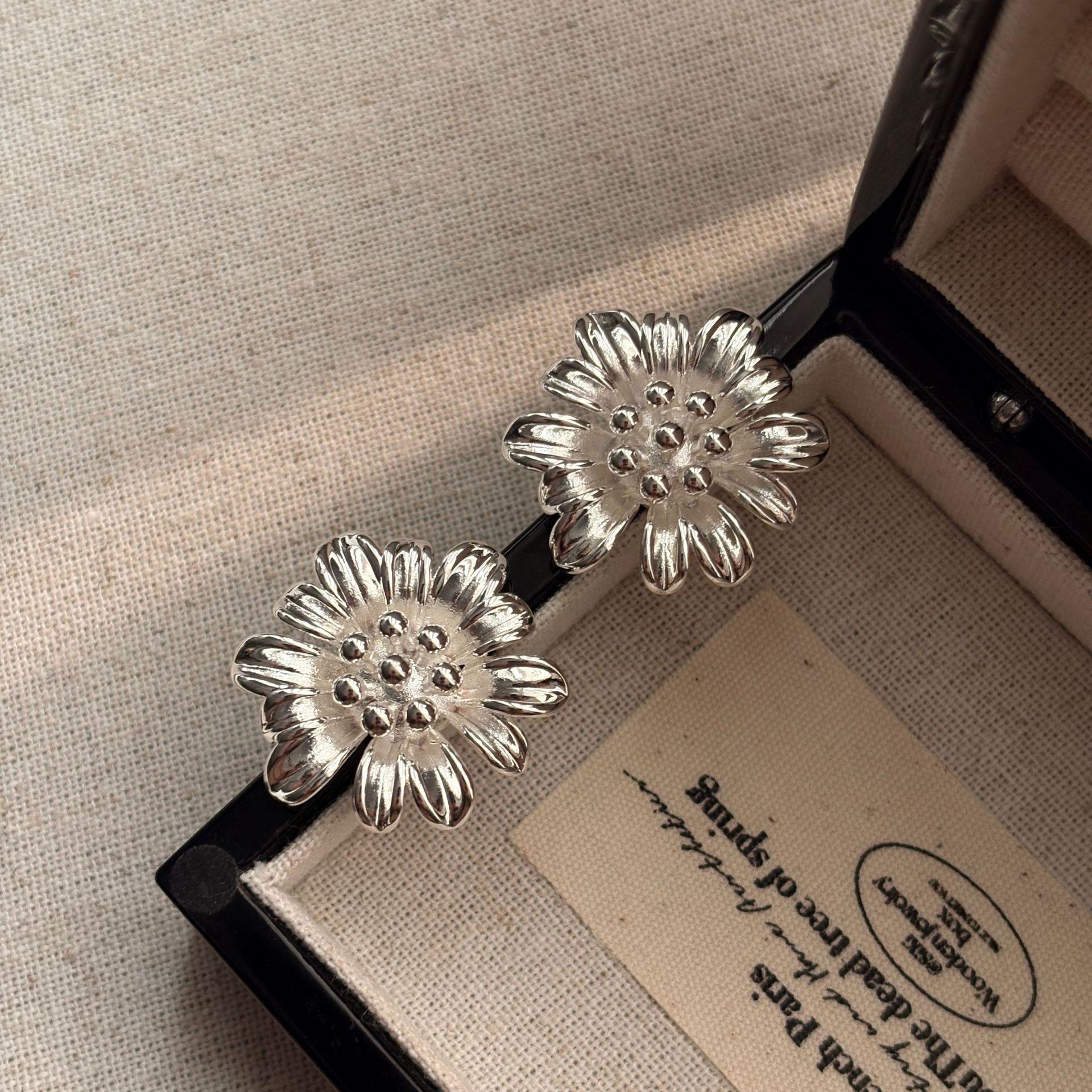 Серьги «Подсолнухи», легкая роскошь, ниша, трехмерные цветы, универсальные, классные, элитные, элегантные и свежие, подсолнухи
Серьги «Подсолнухи», легкая роскошь, ниша, трехмерные цветы, универсальные, классные, элитные, элегантные и свежие, подсолнухи