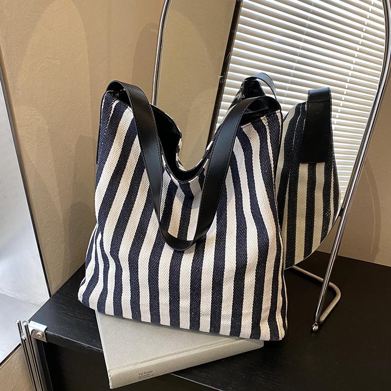 Универсальная повседневная женская сумка на плечо большой вместимости, ретро сумка-тоут, маленькая свежая полосатая парусиновая сумка синий
Универсальная повседневная женская сумка на плечо большой вместимости, ретро сумка-тоут, маленькая свежая полосатая парусиновая сумка синий