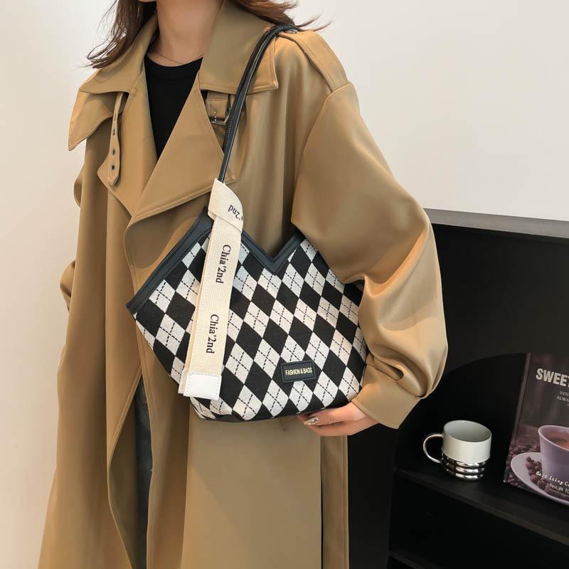 Plaid shoulder bag women s new trendy fashion sense large capacity tote bag underarm bag women
Plaid shoulder bag women s new trendy fashion sense large capacity tote bag underarm bag women