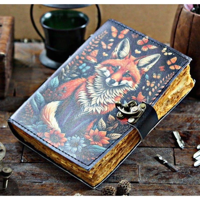 Журнал из кожи ручной работы с лисой, Рустикальная записная книжка для письма и рисования, Подарок для него, для нее, Пустая книга заклинаний, Книга теней, Ручная работа, лучший подарок 7 x 5 in
Журнал из кожи ручной работы с лисой, Рустикальная записная книжка для письма и рисования, Подарок для него, для нее, Пустая книга заклинаний, Книга теней, Ручная работа, лучший подарок 7 x 5 in