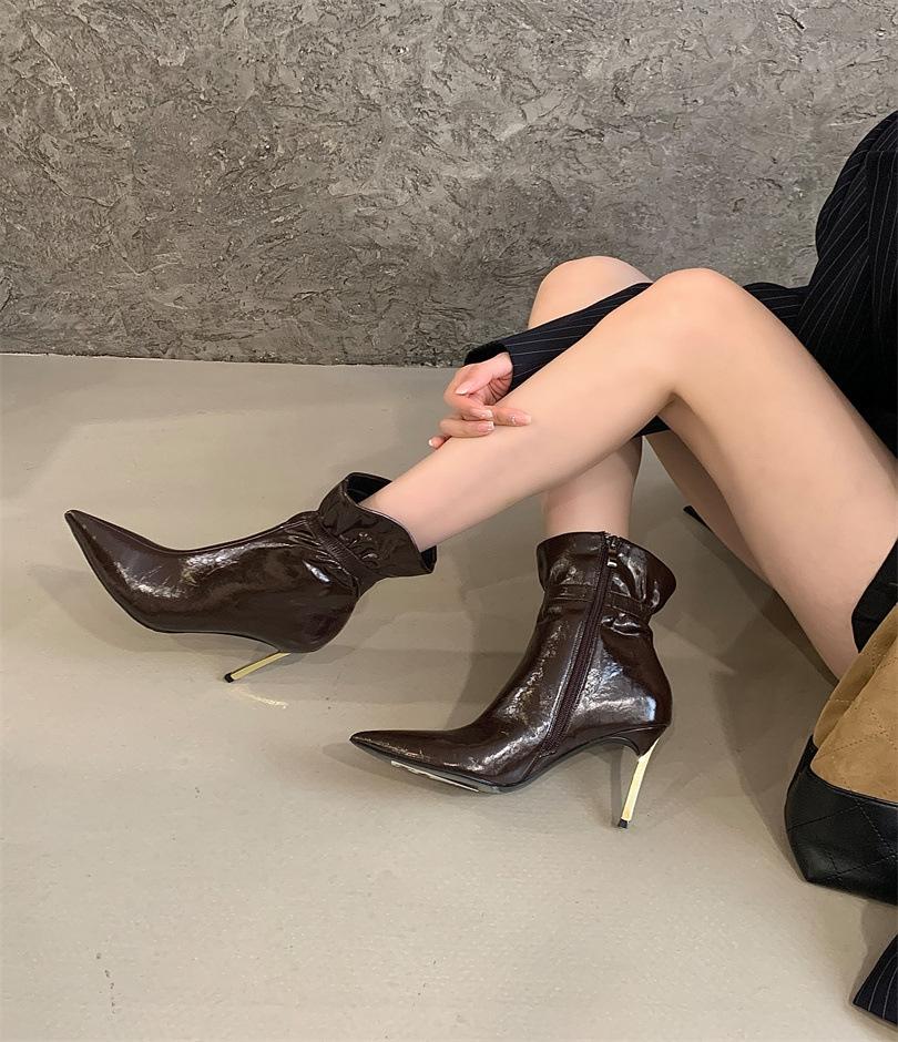 Temperament pointed high-heeled boots for women in the autumn and winter of 2025, new models with skirts, elegant pleated thin-heeled short boots 39 темно-коричневого кольору
Temperament pointed high-heeled boots for women in the autumn and winter of 2025, new models with skirts, elegant pleated thin-heeled short boots 39 темно-коричневого кольору