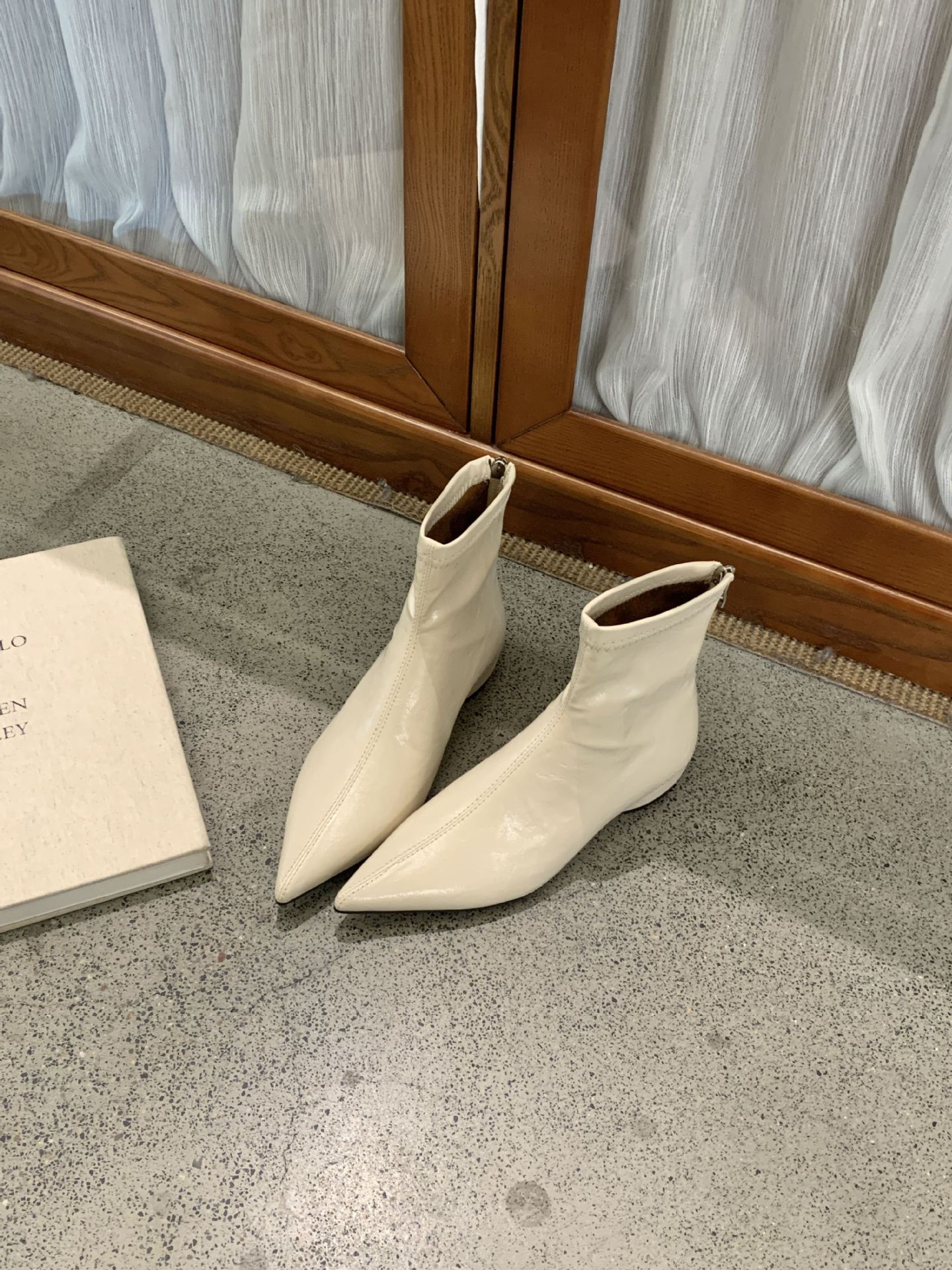 2025 French pointed retro elastic thin shoes wedge heel low heel design women s shoes short boots light commuter women s boots 37
2025 French pointed retro elastic thin shoes wedge heel low heel design women s shoes short boots light commuter women s boots 37