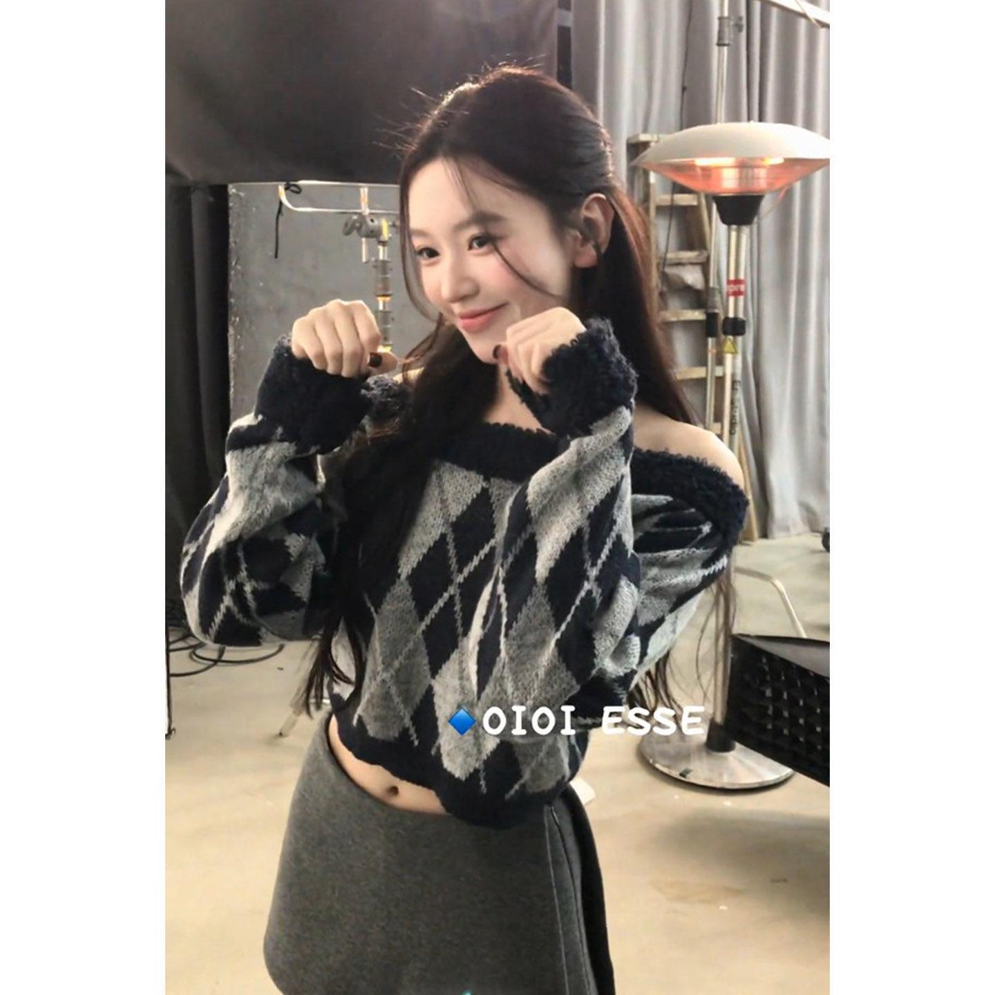 Korean Women s Winter Outfit: Sexy One-Shoulder Plaid Knitted Top with Butt-Covering Casual Pants 2XL (suggested weight 125-140 jin)
Korean Women s Winter Outfit: Sexy One-Shoulder Plaid Knitted Top with Butt-Covering Casual Pants 2XL (suggested weight 125-140 jin)