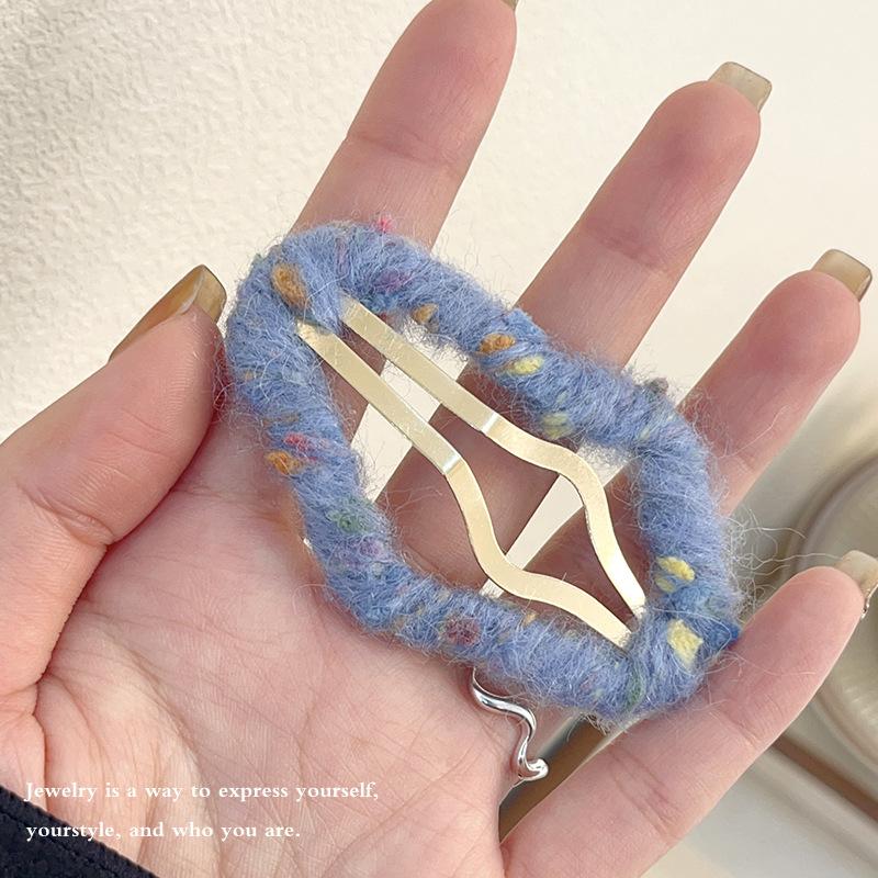 Autumn Winter Colored Yarn Cloud Hair Clip Women New With Broken At Back Of Head A Sweet Headband On Side Forehead
Autumn Winter Colored Yarn Cloud Hair Clip Women New With Broken At Back Of Head A Sweet Headband On Side Forehead