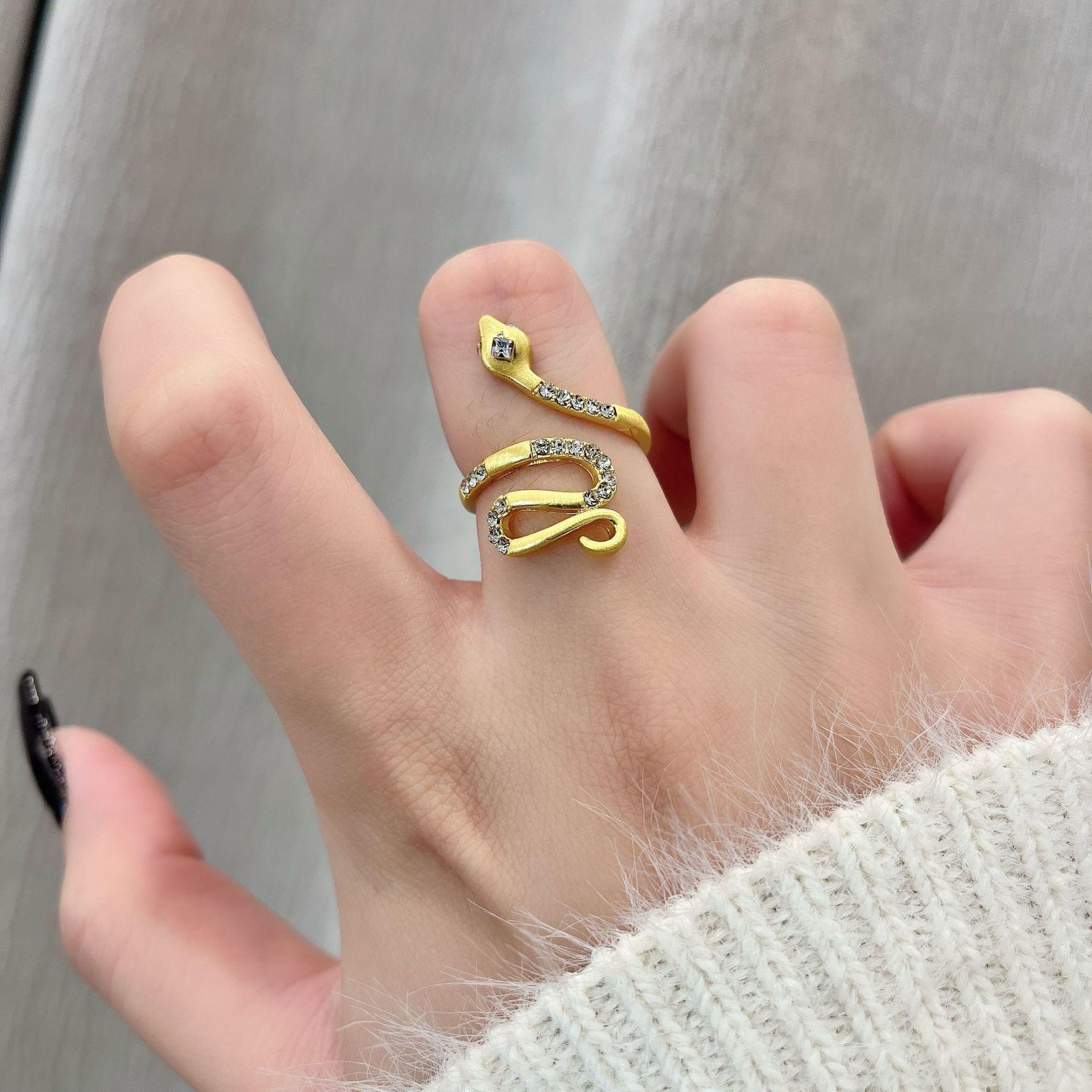 Кольцо 2024 года в виде матовой змеи: Уникальный дизайн в стиле панк-средневековый для указательного пальца Snake Ring золотой
Кольцо 2024 года в виде матовой змеи: Уникальный дизайн в стиле панк-средневековый для указательного пальца Snake Ring золотой