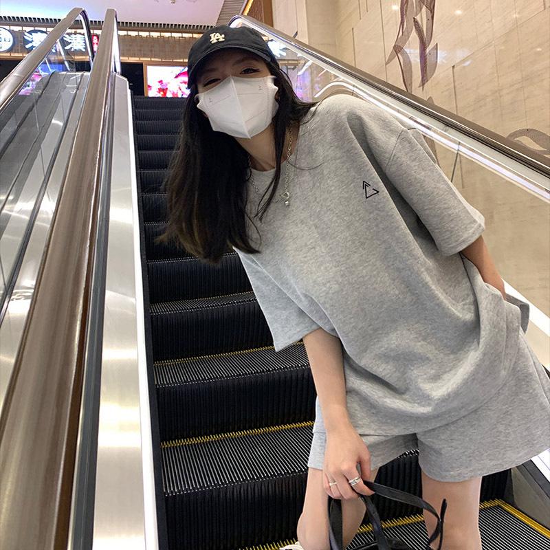 Женская летняя повседневная спортивная одежда 2024: Комплект из двух предметов большого размера: свободная футболка с коротким рукавом и шорты L светло-синий
Женская летняя повседневная спортивная одежда 2024: Комплект из двух предметов большого размера: свободная футболка с коротким рукавом и шорты L светло-синий