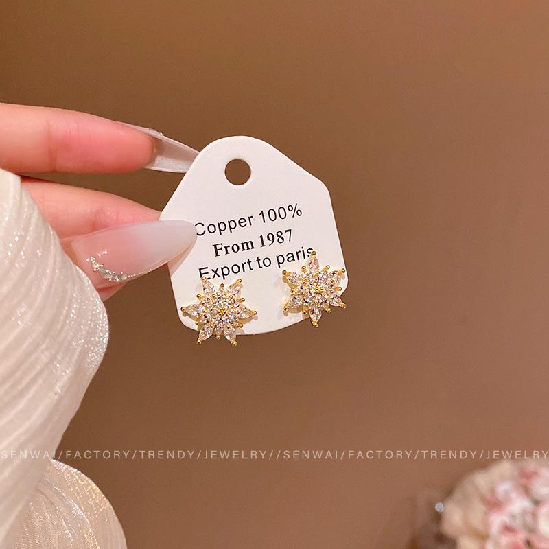 Silver needle white zircon flower stud earrings women s light luxury niche design earrings elegant temperament earrings
Silver needle white zircon flower stud earrings women s light luxury niche design earrings elegant temperament earrings