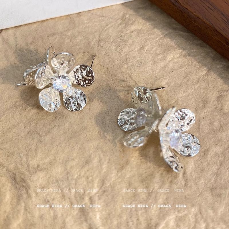 Floral Stud Earrings - Luxurious and Sophisticated, with A Touch of Elegance. Beautiful Earrings for Women. срібний
Floral Stud Earrings - Luxurious and Sophisticated, with A Touch of Elegance. Beautiful Earrings for Women. срібний