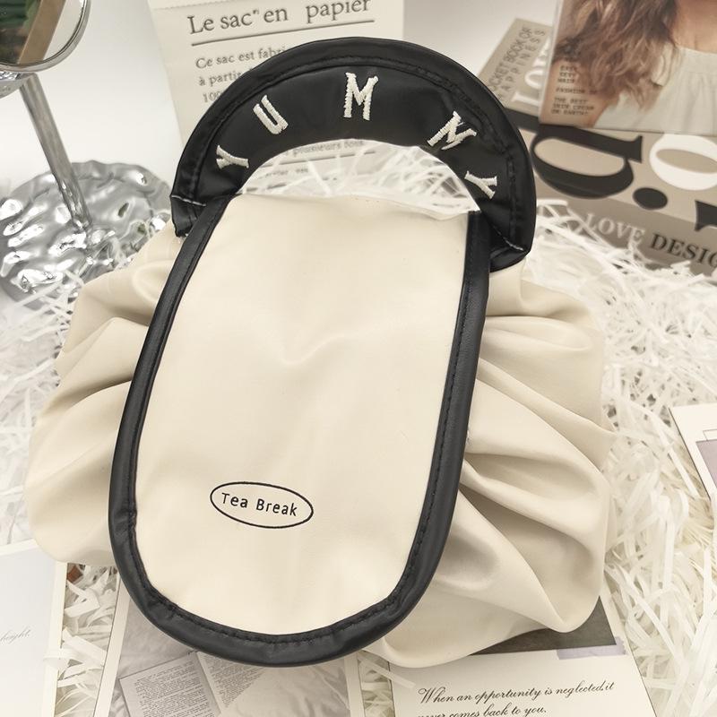 Portable Large-Capacity Drawstring Makeup Bag брудно-білий
Portable Large-Capacity Drawstring Makeup Bag брудно-білий