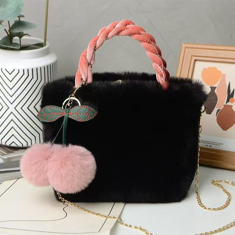 Luxury Faux Fur Bag Women s Plush Woven Handle Handbag Thin Chain Shoulder Bag With Cherry Pendant Magnetic Buckle Crossbody Bag L чорний
Luxury Faux Fur Bag Women s Plush Woven Handle Handbag Thin Chain Shoulder Bag With Cherry Pendant Magnetic Buckle Crossbody Bag L чорний