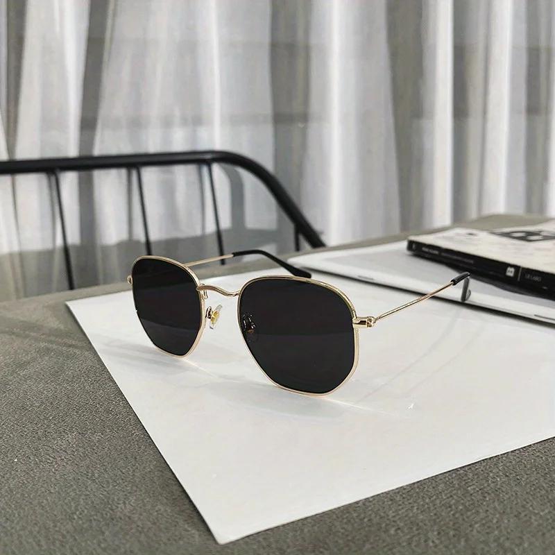 1pc Lightweight Glasses - Full Frame Design, Non-Slip Nose Pads, Unisex Daily Wear - Office, Party - Modern Minimalist Style
1pc Lightweight Glasses - Full Frame Design, Non-Slip Nose Pads, Unisex Daily Wear - Office, Party - Modern Minimalist Style
