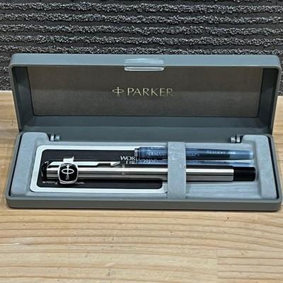Parker Vector Fountain Pen XF Nib Cartridge Case Unused Silver/Black
Parker Vector Fountain Pen XF Nib Cartridge Case Unused Silver/Black