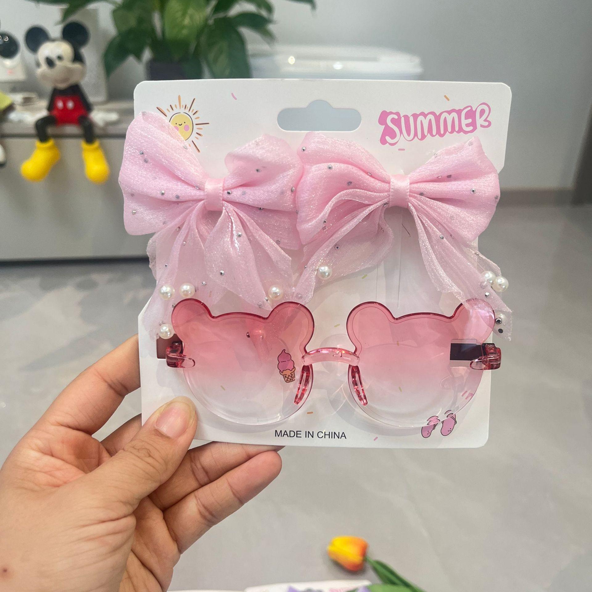Outdoor Travel Skiing Sunglasses for Children Rimless Casual Sunglasses Cartoon Bear Sunglassess with 1 Pair Hair Clips розовый
Outdoor Travel Skiing Sunglasses for Children Rimless Casual Sunglasses Cartoon Bear Sunglassess with 1 Pair Hair Clips розовый