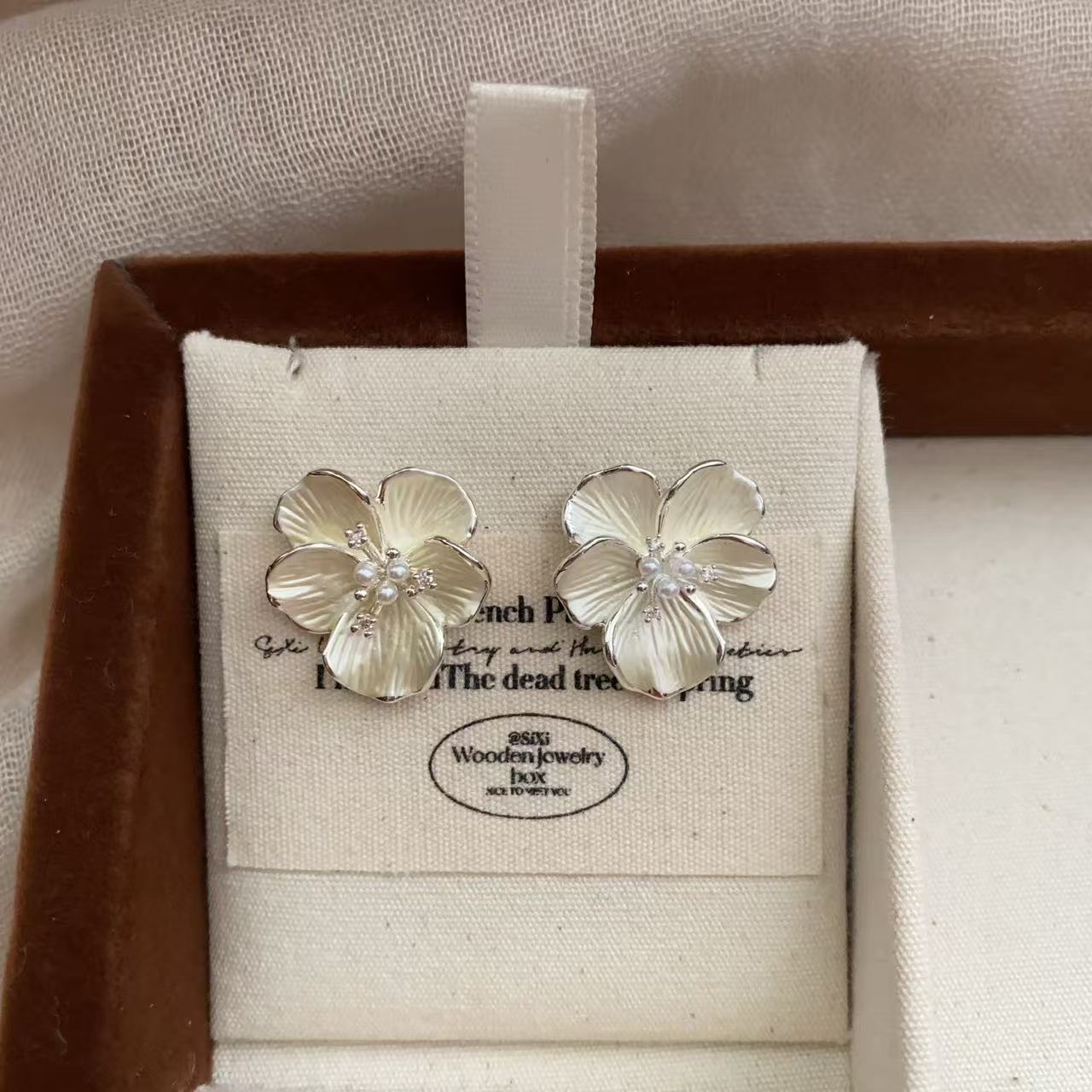 Korean unique temperament flower pearl earrings women s earrings niche stud earrings new popular light luxury high sense
Korean unique temperament flower pearl earrings women s earrings niche stud earrings new popular light luxury high sense