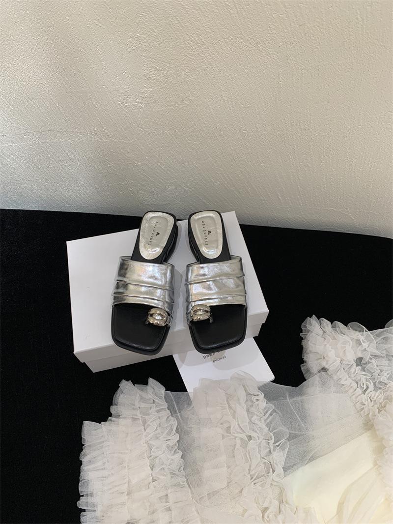 Fashion pleated one-word drag slope heel set toe slippers women s summer wear 2025 new metal buckle beautiful cool slippers 35 серебряный
Fashion pleated one-word drag slope heel set toe slippers women s summer wear 2025 new metal buckle beautiful cool slippers 35 серебряный
