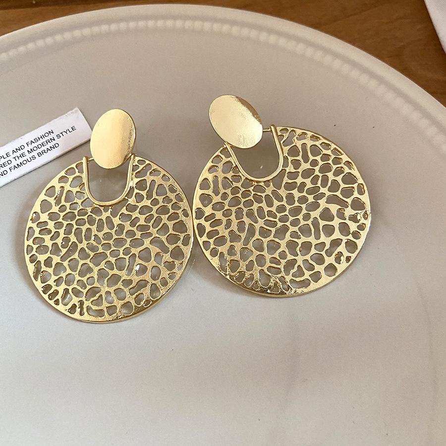 European and American silver needle round hollow pendant earrings simple and fashionable exquisite earrings light luxury high-end earrings women
European and American silver needle round hollow pendant earrings simple and fashionable exquisite earrings light luxury high-end earrings women
