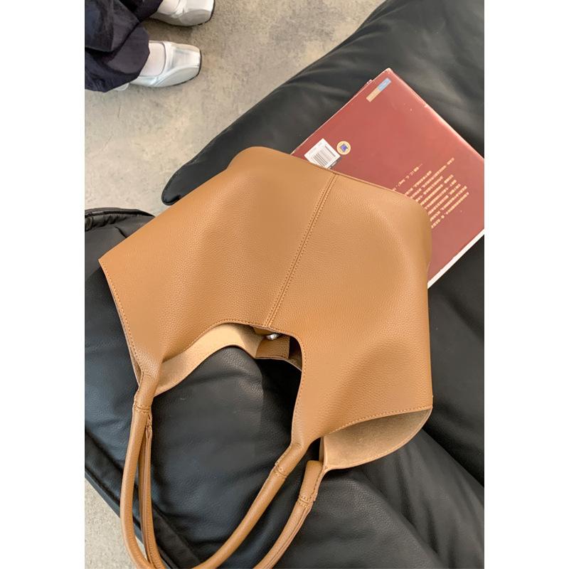 Korean version of large-capacity underarm bag women s bag 2025 new summer vegetable basket bag soft surface simple shoulder tote bag коричневый
Korean version of large-capacity underarm bag women s bag 2025 new summer vegetable basket bag soft surface simple shoulder tote bag коричневый