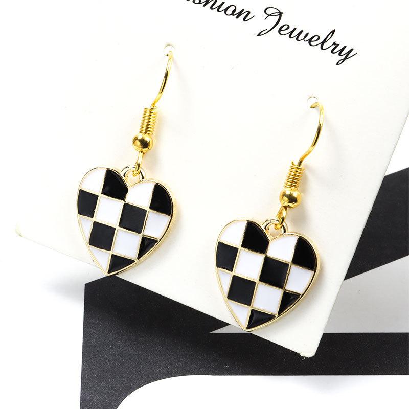 Black and White Checkerboard Heart Shaped Dangle Earring for Women Enamel Zircon Temperament Kids Christmas New Year Gift
Black and White Checkerboard Heart Shaped Dangle Earring for Women Enamel Zircon Temperament Kids Christmas New Year Gift