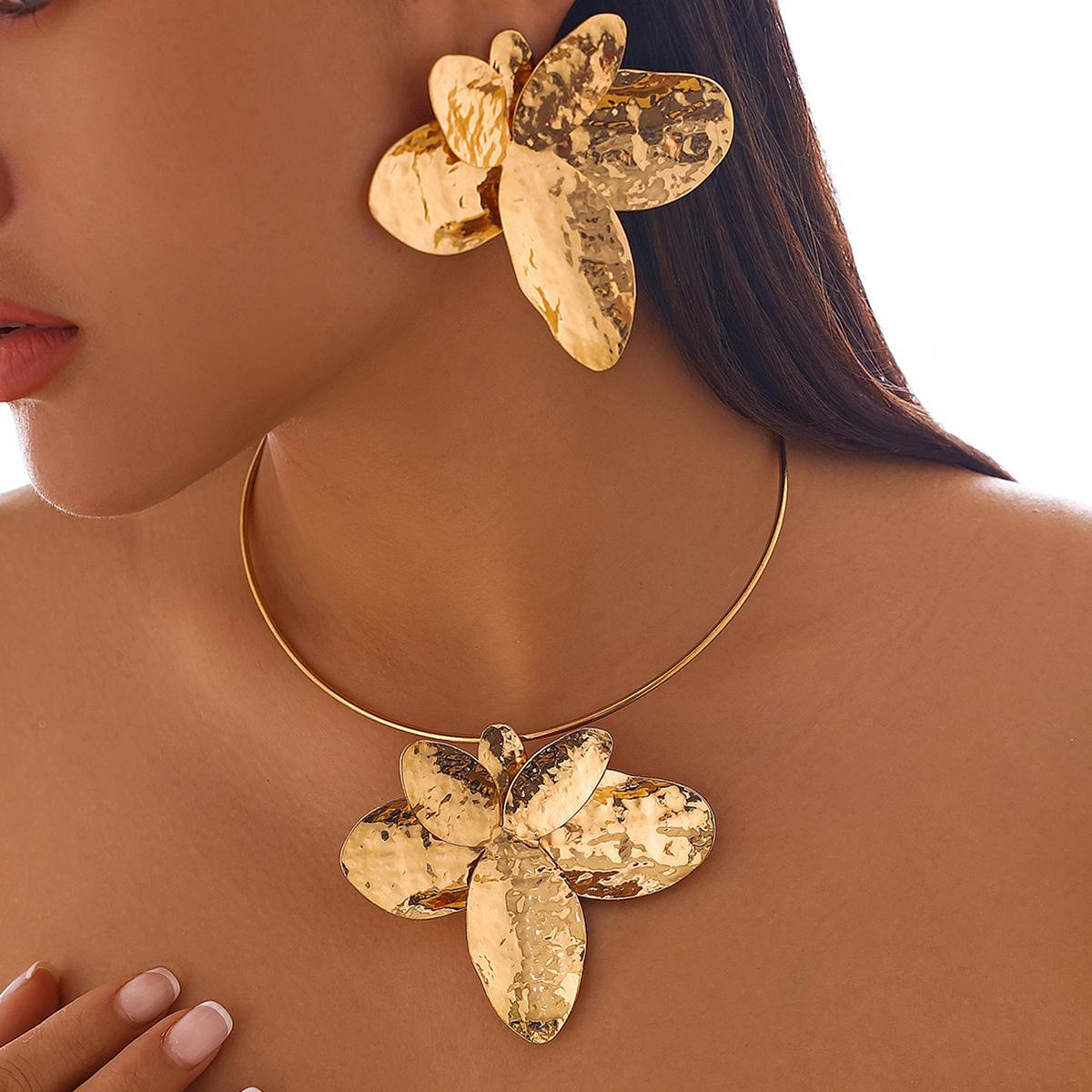 ins irregular metal petal collar female personality three-dimensional flower collarbone necklace choker
ins irregular metal petal collar female personality three-dimensional flower collarbone necklace choker