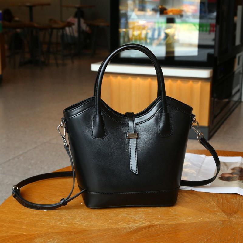 Women s Bag Leather Vegetable Basket Retro Tanned Cowhide Bucket Large Capacity Fashionable Handbag 8858 чорний
Women s Bag Leather Vegetable Basket Retro Tanned Cowhide Bucket Large Capacity Fashionable Handbag 8858 чорний