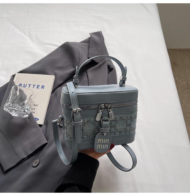 Модная сумка-коробка с нишевым дизайном в корейском стиле, портативная маленькая квадратная сумка, новинка 2025 года, трендовая модная сумка-мессенджер для женщин синий
Модная сумка-коробка с нишевым дизайном в корейском стиле, портативная маленькая квадратная сумка, новинка 2025 года, трендовая модная сумка-мессенджер для женщин синий