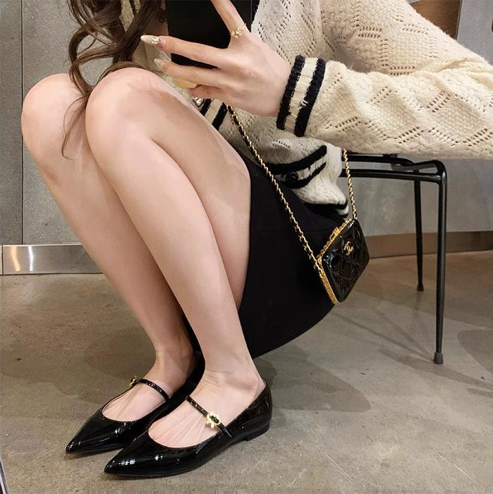 Grape mother of the same style, temperament small pointed and thin, one word with genuine leather, light mouth small low-heeled single shoes for women 40 чёрный
Grape mother of the same style, temperament small pointed and thin, one word with genuine leather, light mouth small low-heeled single shoes for women 40 чёрный