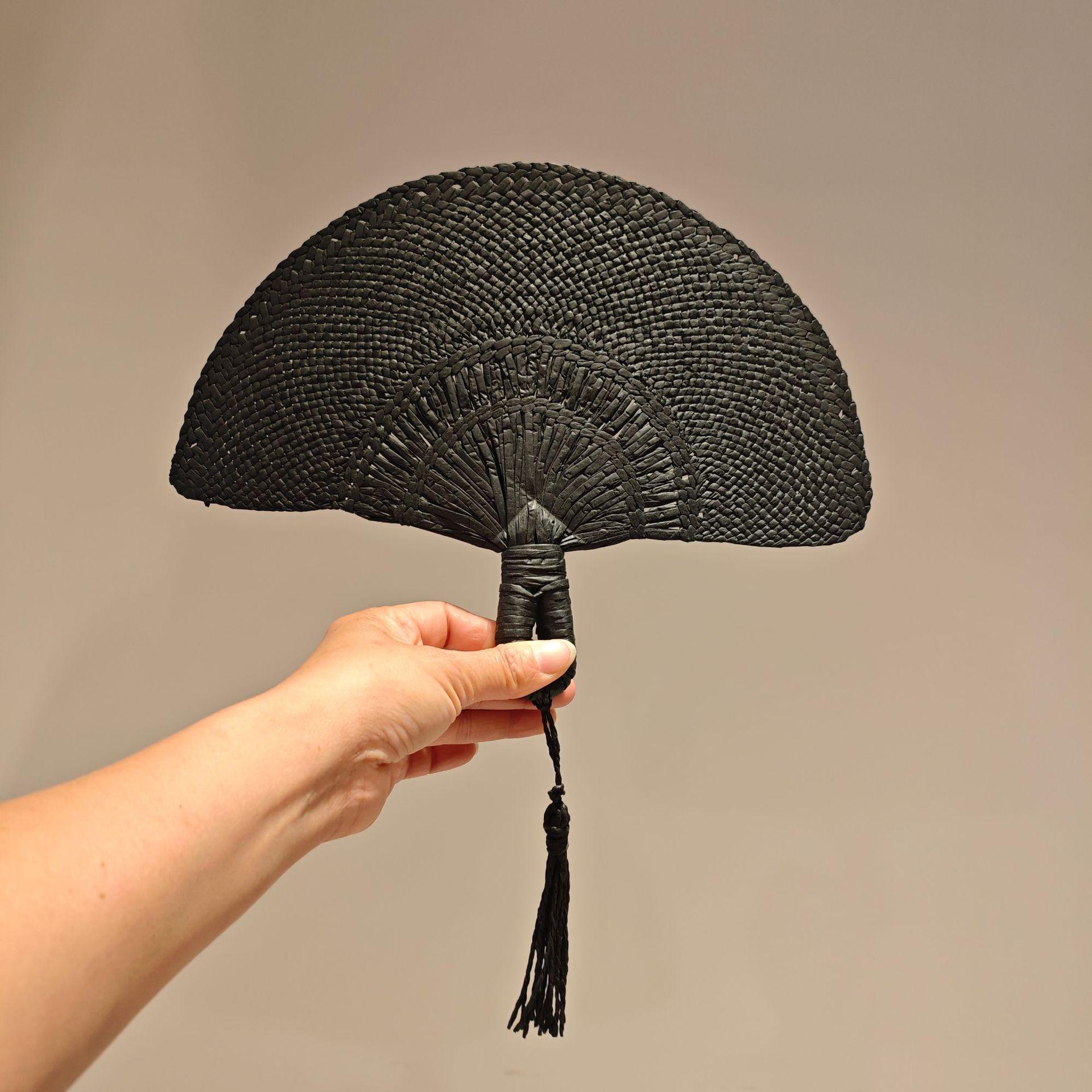 Сычуаньский ручной плетеный веер-подарок с U-образной ручкой 28cm x 22cm
Сычуаньский ручной плетеный веер-подарок с U-образной ручкой 28cm x 22cm