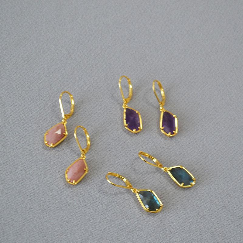 Japanese-Korean Niche Design Irregular Cut Labradorite Amethyst Earrings: Red Pattern, Genuine Stone, Minimalist, Unique Personality
Japanese-Korean Niche Design Irregular Cut Labradorite Amethyst Earrings: Red Pattern, Genuine Stone, Minimalist, Unique Personality