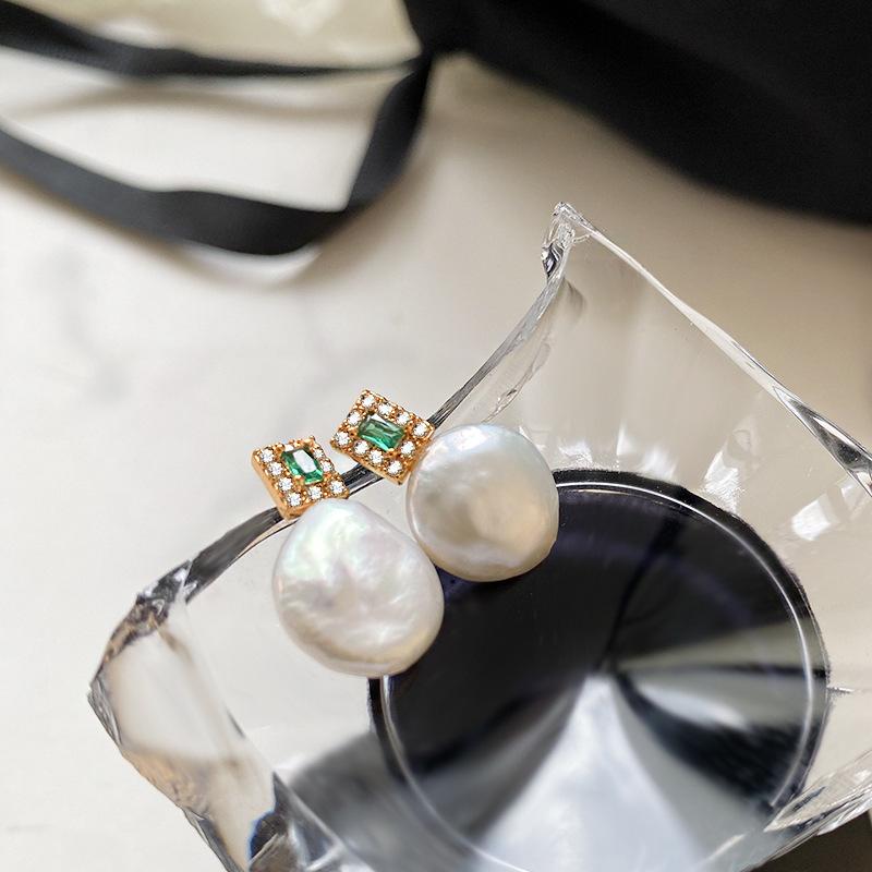 New high-end retro baroque glass pearl stud earrings slightly inlaid with zircon fashion atmosphere silver needle earrings female earrings
New high-end retro baroque glass pearl stud earrings slightly inlaid with zircon fashion atmosphere silver needle earrings female earrings