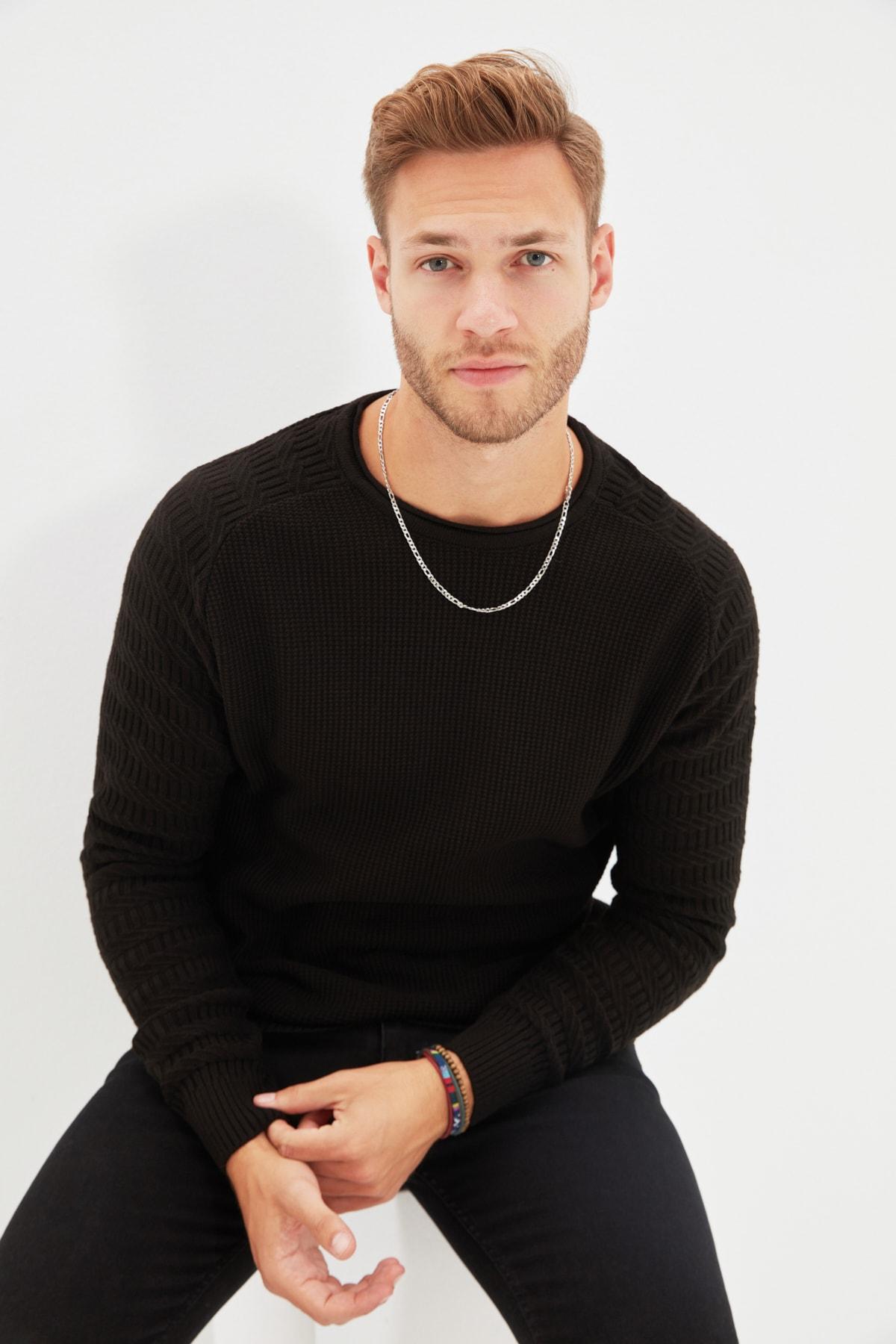 Черный мужской приталенный свитер с круглым вырезом и текстурированными рукавами реглан, трикотаж TMNAW22KZ0380..
Черный мужской приталенный свитер с круглым вырезом и текстурированными рукавами реглан, трикотаж TMNAW22KZ0380..