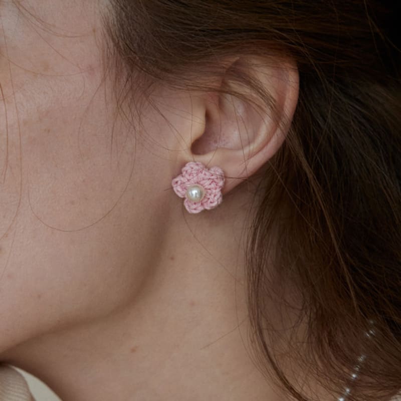 MERRYMOTIVE Spring flower pearl earring (Pink) Pink
MERRYMOTIVE Spring flower pearl earring (Pink) Pink