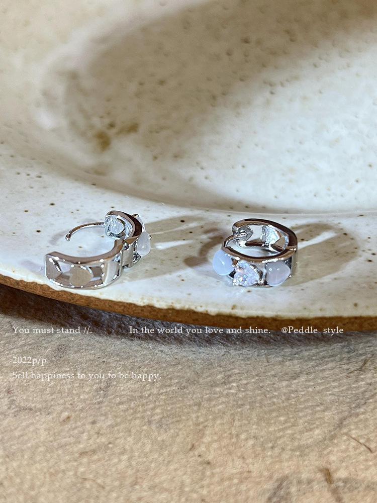 Korean version of the new gray opal love zircon ear buckle women s niche design high-end exquisite personalized earrings ears
Korean version of the new gray opal love zircon ear buckle women s niche design high-end exquisite personalized earrings ears