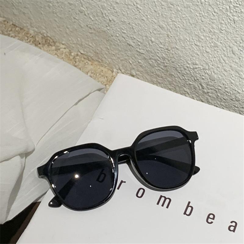 Вогнутый стиль уличная съемка ретро индивидуальность большое лицо мода коричневые солнцезащитные очки женские ретро мода солнцезащитные очки
Вогнутый стиль уличная съемка ретро индивидуальность большое лицо мода коричневые солнцезащитные очки женские ретро мода солнцезащитные очки