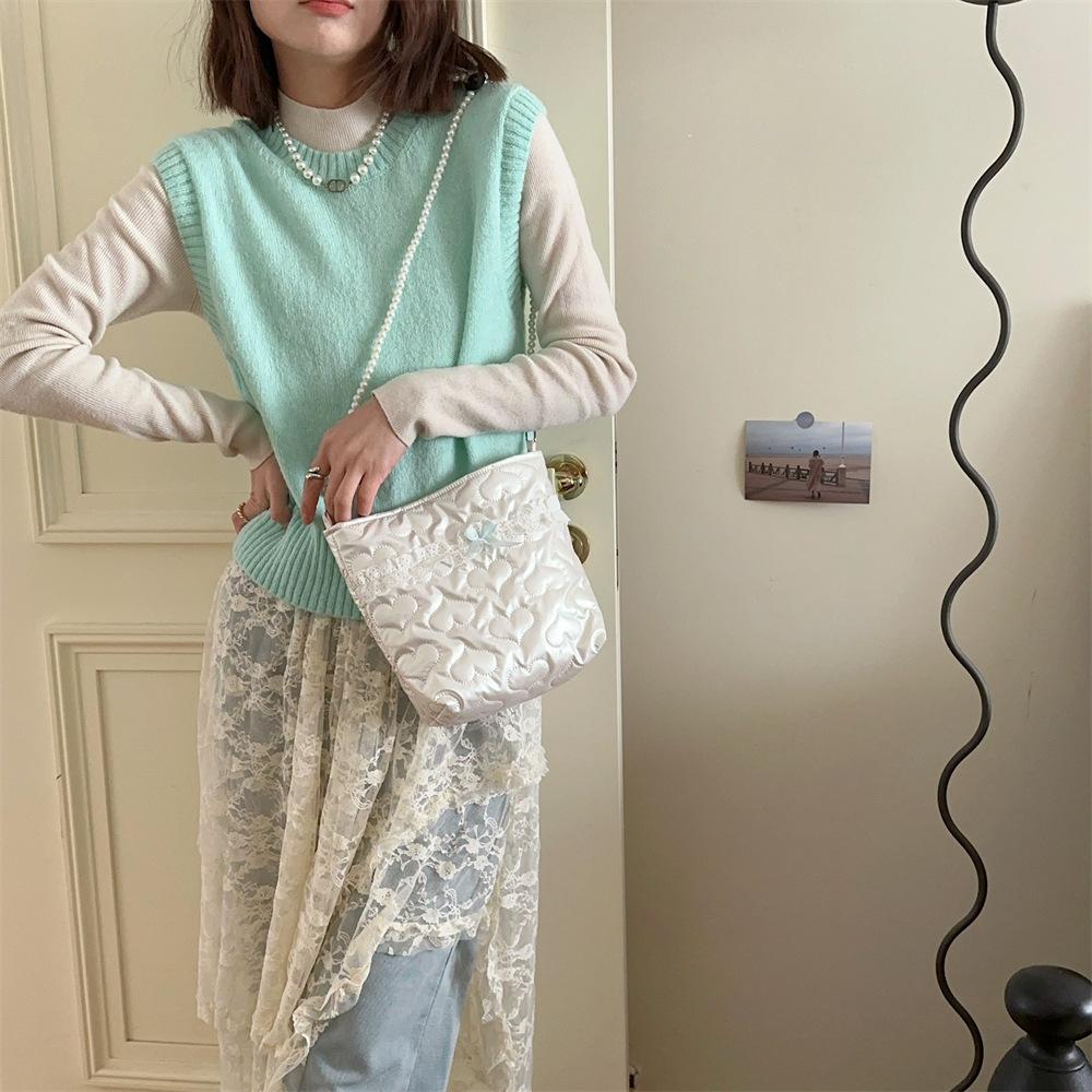 Padded cotton new bow crossbody bag mobile phone bag pearl chain portable cosmetic bag storage bag
Padded cotton new bow crossbody bag mobile phone bag pearl chain portable cosmetic bag storage bag