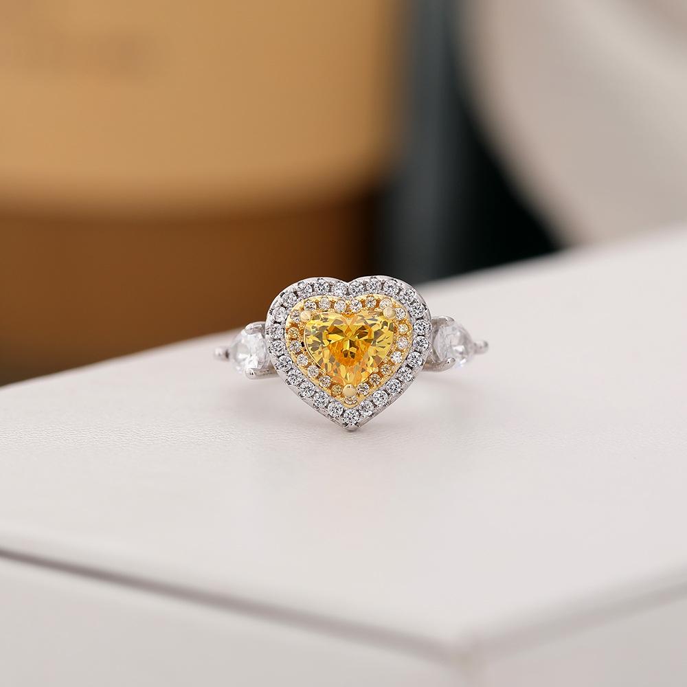 Кольцо Love с розовым бриллиантом, кольцо Heart с цветным желтым бриллиантом, ювелирное кольцо.
Кольцо Love с розовым бриллиантом, кольцо Heart с цветным желтым бриллиантом, ювелирное кольцо.